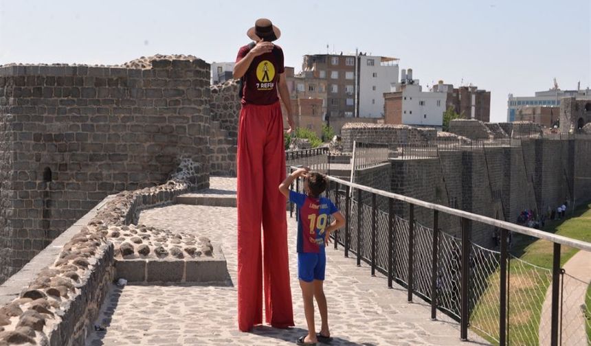 Diyarbakır Surları'nda Sıra Dışı Yürüyüş! Tahta Bacaklarla 3 Metreden Baktı