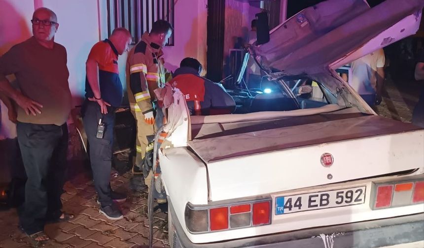 Traktörle Çarpışan Otomobil Evin Duvarında Durabildi: 4 Yaralı