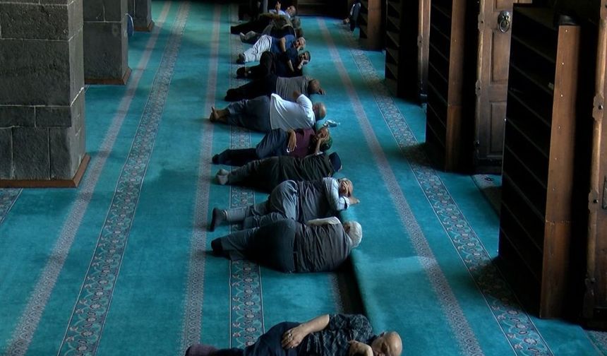 40 Dereceyi Gören Diyarbakır'da Vatandaşlar Camilerde Uyudu