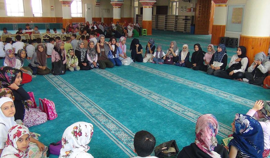 Yaz Kur'an Kurslarına Yoğun İlgi: Kız Çocukları Camileri Şenlendiriyor