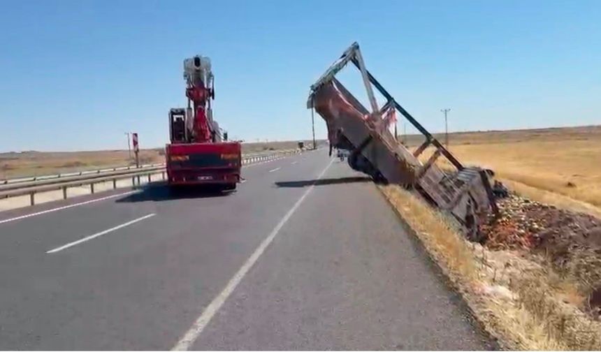 Karpuz Yüklü Kamyon Devrildi: 2 Kişi Yaralandı