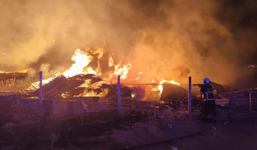 İnşaat Malzemelerinin Bulunduğu Alanda Yangın Çıktı