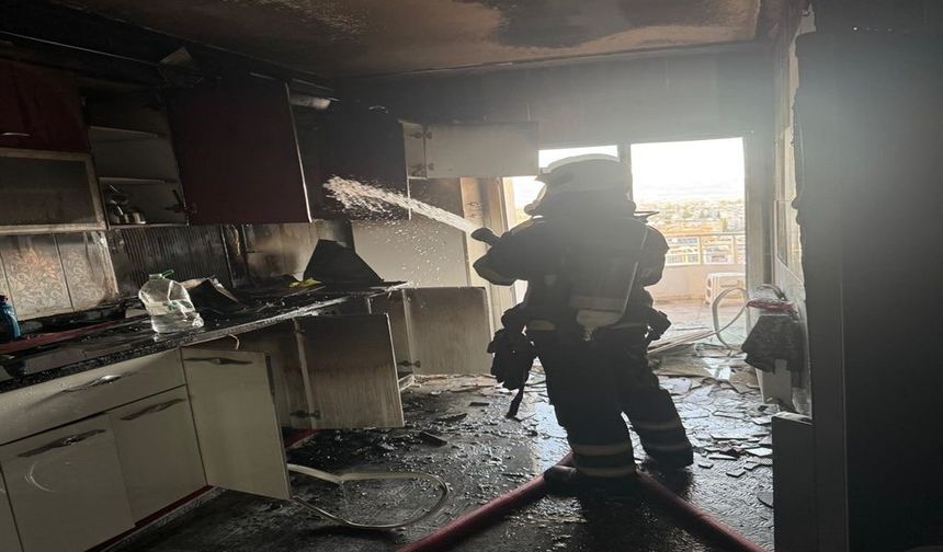 Apartmanın Son Katı Alevlere Teslim Oldu: Ekipler Seferber Oldu!