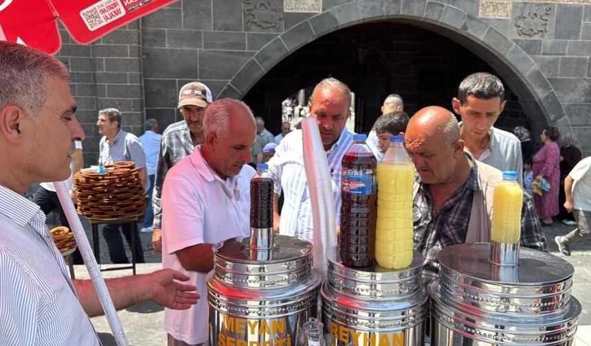 Cuma Namazı Sonrası Gönülleri Isıtan, İçleri Serinleten Gelenek!