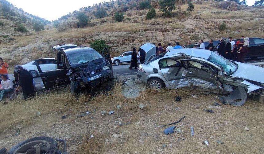 Direksiyon Hakimiyeti Kayboldu, İki Otomobil Çarpıştı: 9 Yaralı!
