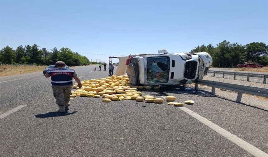 Diyarbakır-Elazığ Kara Yolunda Kavun Yüklü TIR Devrildi: Sürücü Yaralandı