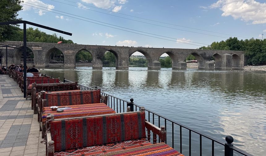 Diyarbakır'da 40 Dereceyi Aşan Sıcaklar Tarihi Mekanları Sessizliğe Bürüdü