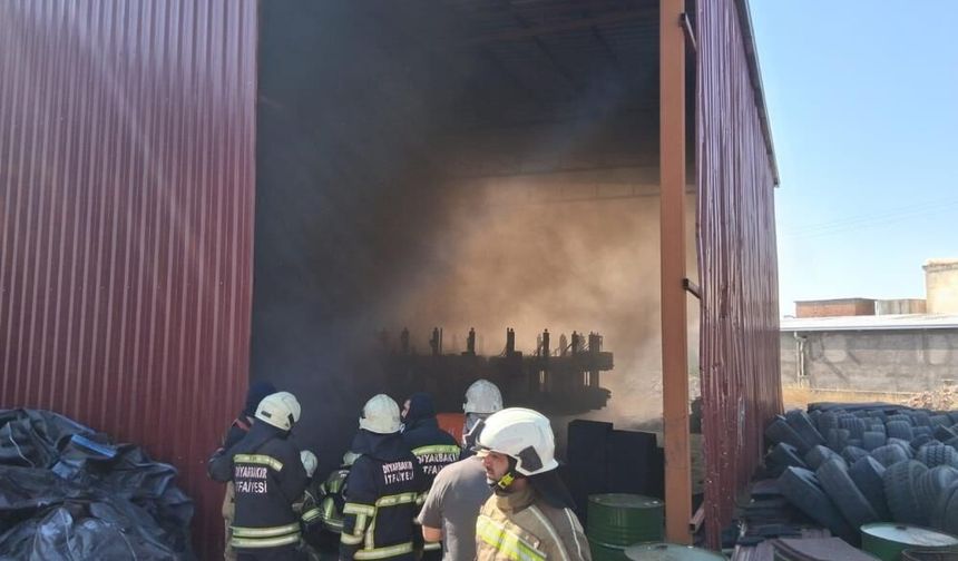 Diyarbakır’da AR-GE Dönüşüm Fabrikasında Yangın: Ekiplerin Yoğun Uğraşıyla Söndürüldü