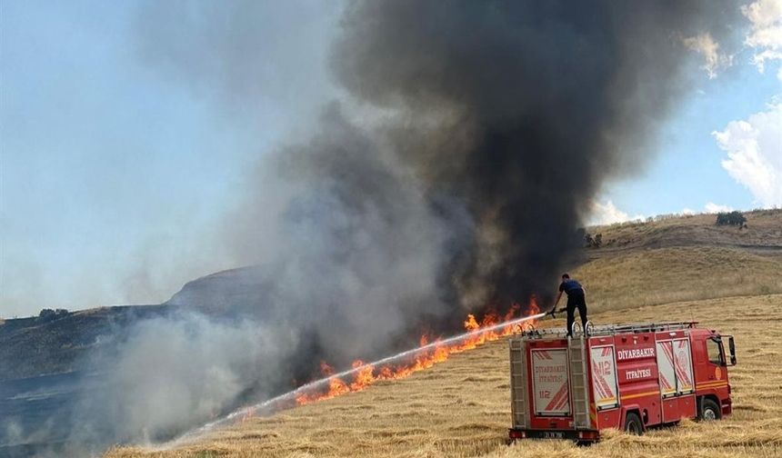 Diyarbakır'da İki Ayrı Noktadaki Örtü Yangınları Ekipleri Harekete Geçirdi