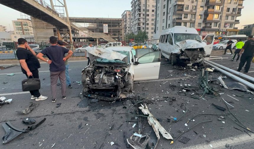 Diyarbakır'da Zincirleme Trafik Kazasında 2 Kişi Yaralandı