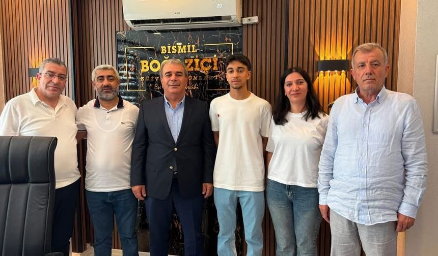 AK Parti Bismil İlçe Teşkilatı’ndan YKS Türkiye 382’ncisi Enes Ayaz’a ziyaret ve burs desteği