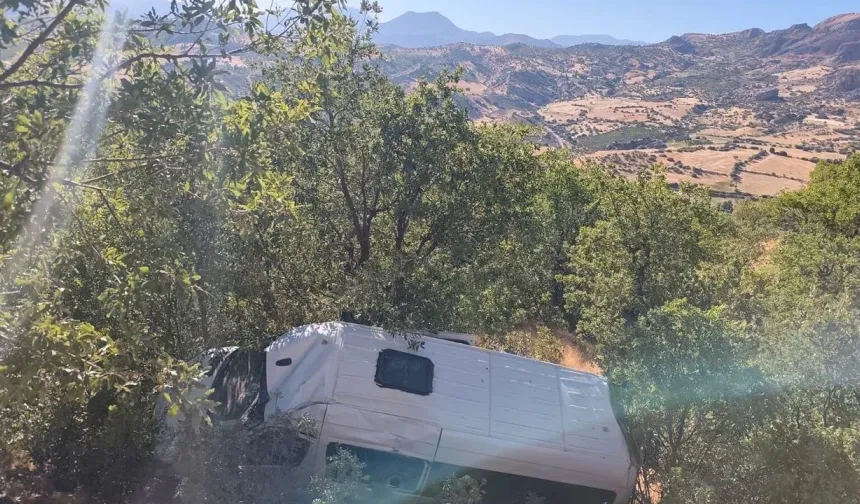 Tur minibüsü şarampole devrildi: 13 yaralı