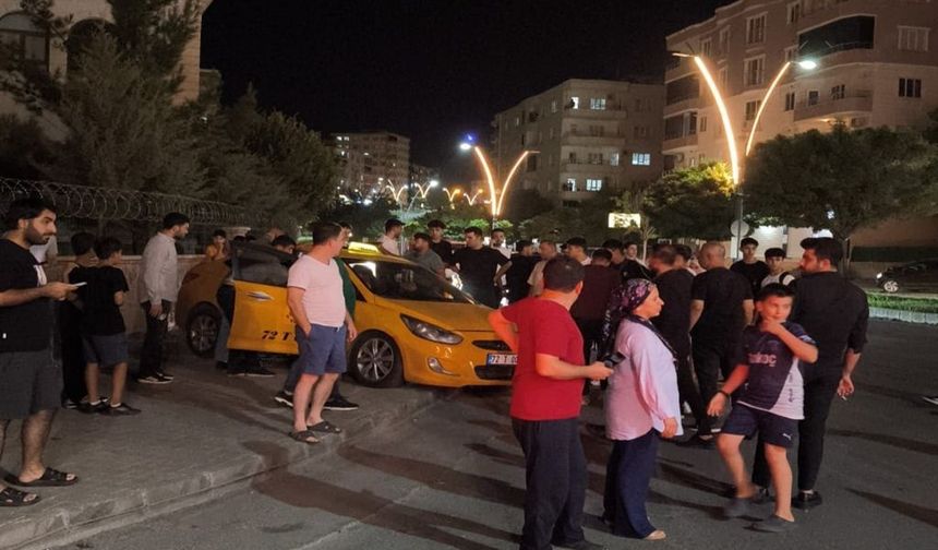 Taksi ile Hafif Ticari Araç Çarpıştı: 2 Kişi Yaralandı