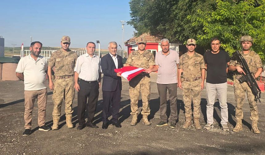 BBP Bismil İlçe Başkanı Karatay’dan Sinan Jandarma Karakolu’na Yeni Türk Bayrağı