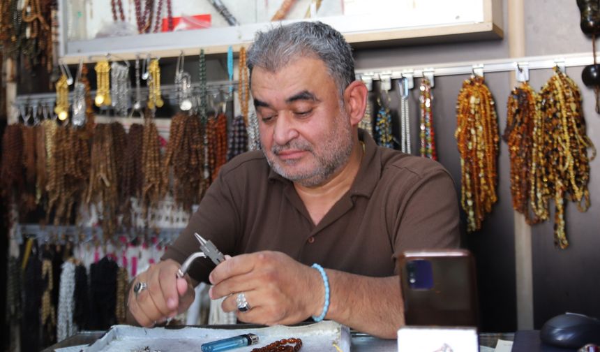 Engelini tespih yaparak unutuyor