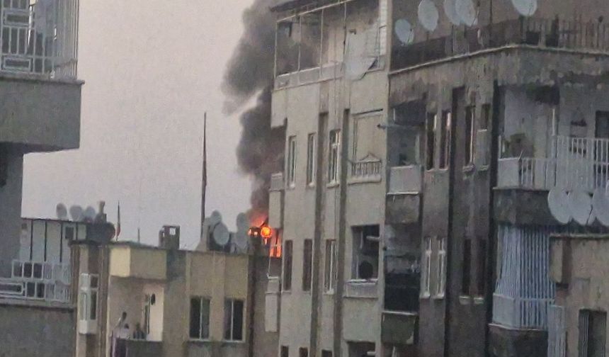 Diyarbakır’da Korkutan Yangın: 7 Katlı Apartmanın Çatı Katı Alevlere Teslim Oldu