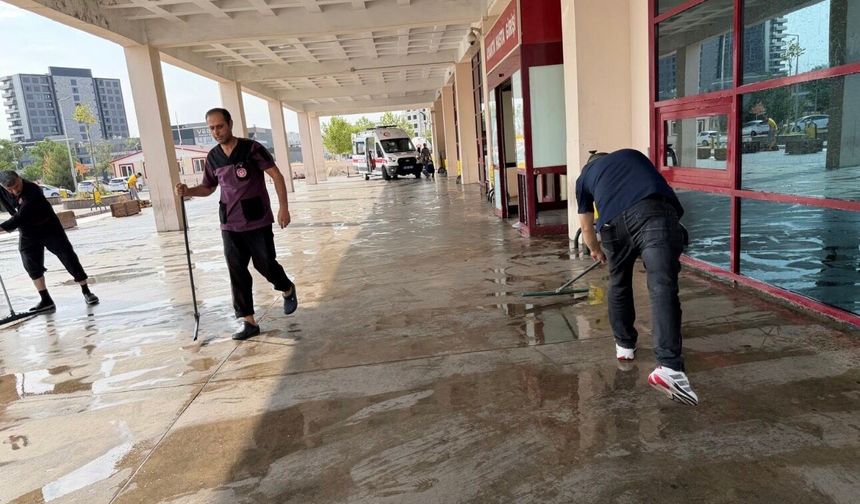 Gazi Yaşargil Hastanesi’nde Kapsamlı Temizlik Dikkat Çekti: “Neden Daha Önce Yapılmadı?” Sorusu Gündemde