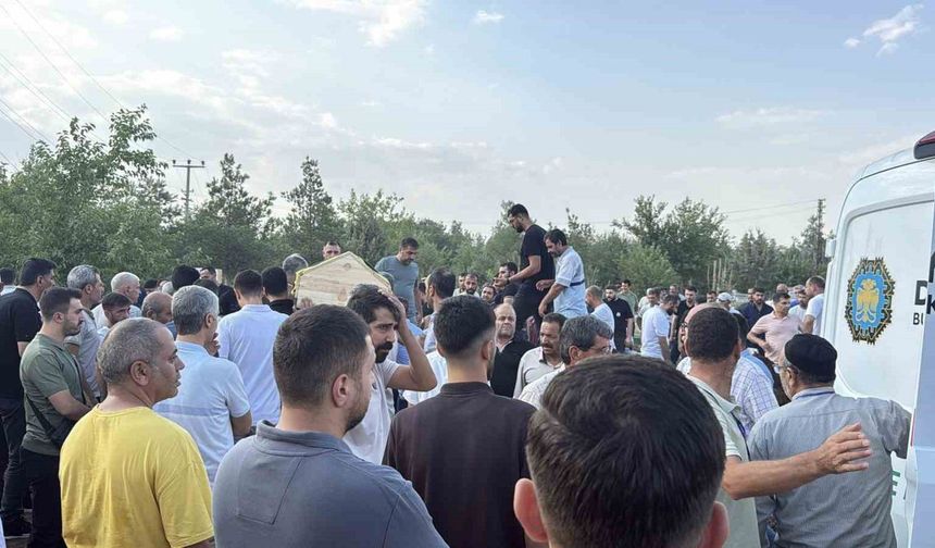 Lice’de yürek yakan veda: 5 kardeş ve 2 yeğen yan yana toprağa verildi