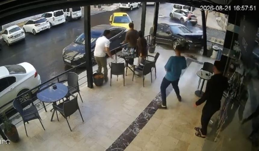 İki Araç Çarpıştı, Savrulan Otomobil Kafeye Daldı: