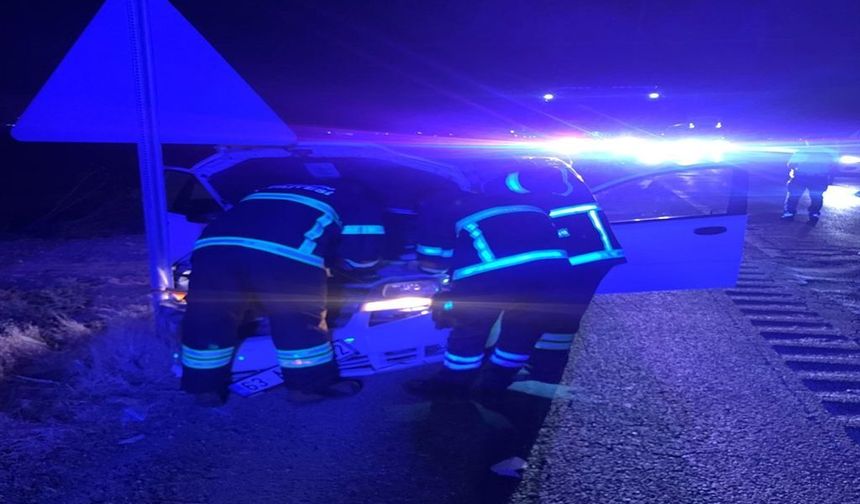 Yol Kenarına Devrilen Otomobilde Can Pazarı: 3 Yaralı