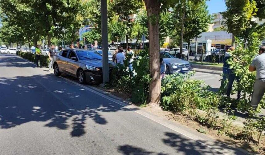 Kontrolden Çıkan Otomobil Ağaca Çarptı: 1 Yaralı