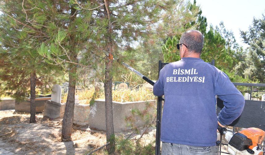Bismil’de Mezarlık Temizliği Devam Ediyor