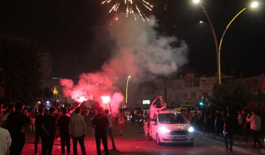 Amedspor Galibiyet Kutlaması Yangınla Bitti: 3 İş Yeri ve 1 Araç Yandı