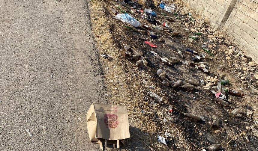 Bismil’de tepki çeken görüntü: Mezarlık çevresi içki şişelerle doldu