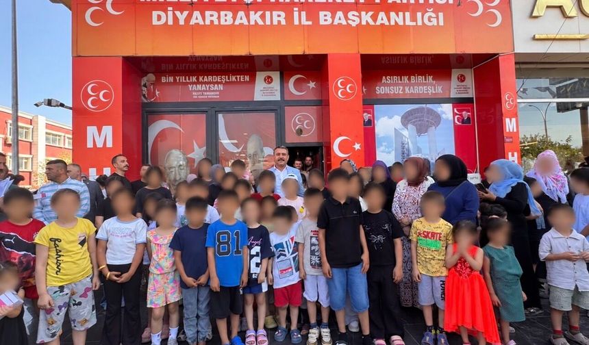 MHP'den Diyarbakır’daki Yüzlerce Öğrenciye Kırtasiye Ve Ayakkabı Desteği
