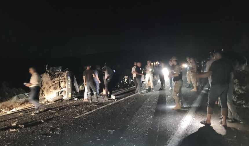 Zincirleme Kazada Traktör Ortadan İkiye Ayrıldı: 3 Yaralı