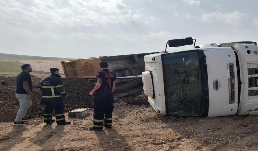 Kontrolden Çıkan Kum Yüklü Kamyon Devrildi: 1 Yaralı