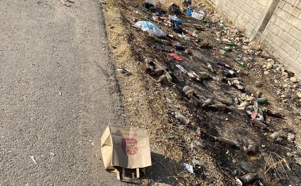 Bismil’de tepki çeken görüntü: Mezarlık çevresi içki şişelerle doldu