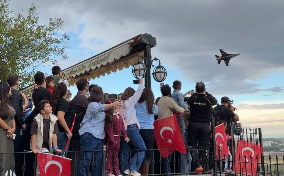 SOLOTÜRK Diyarbakır semalarında: Binlerce kişi nefesini tutarak izledi